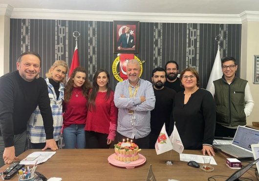  Yeni yaşımızı pasta keserek kutladık