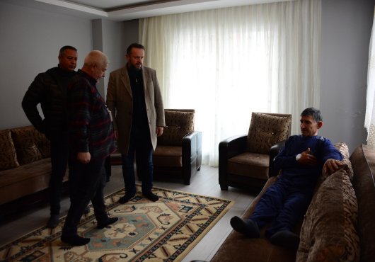 Depremzede yaşlı çift, gazeteciler ve hayırseverler tarafından eve yerleştirildi