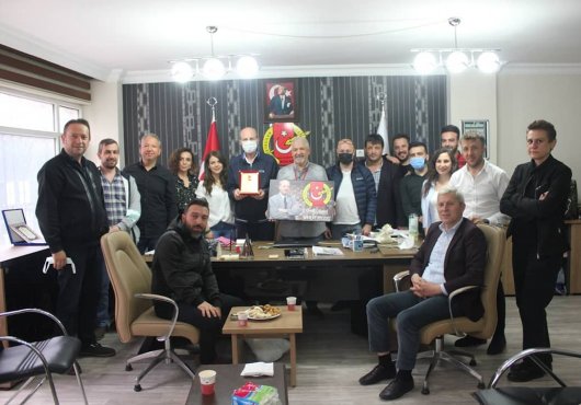 Murat Yoldaş’a plaket takdim edildi